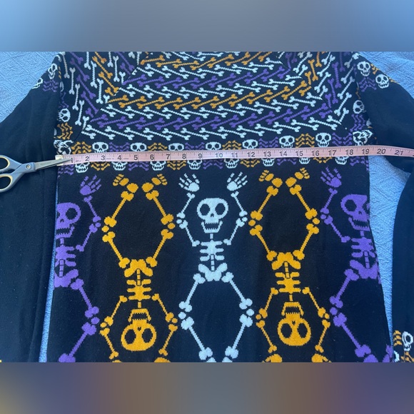 Halloween dancing skeleton sweater, fun.com brand - Picture 8 of 10